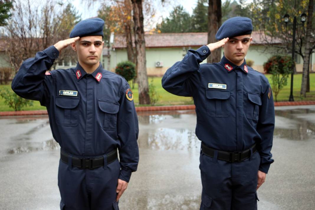 Kışladaki dört ikiz kardeş askeri, komutanları ayırt etmekte zorlanıyor 10